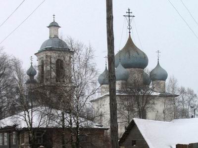Богоявленская (середина XVIII века) и Успенская (1552) церкви.
            Фото: Игорь Кербиков