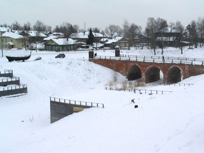 Мост через ров. Слева виден памятник 1112-летию 
            Белозерска. Фото: Игорь Кербиков