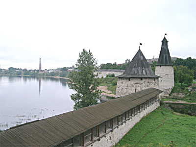 The fortress wall. At the foreground
         Ploskaya Bashnya (Flat Tower), behind it River Pskova and Vysokaya Bashnya 
         (Tall Tower). On the left River Velikaya. Photo: Yaroslav Blanter